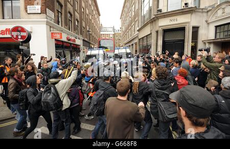 Des manifestants se sont affrontent contre la police à Golden Square, à Londres. Banque D'Images