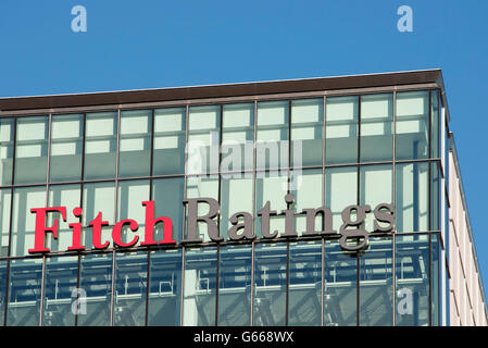 Logo de l'agence Fitch Ratings sur office tower à 30 Nord de la colonnade, Canary Wharf, les Docklands, London, England, United Kingdom Banque D'Images