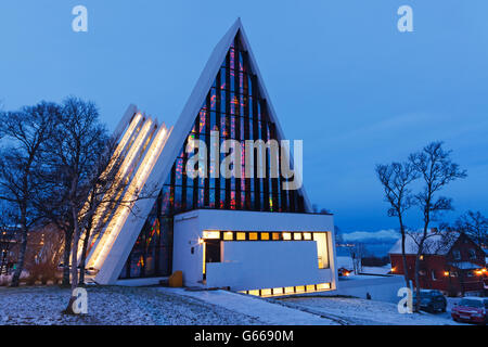 Eglise Tromsdalen, Cathédrale arctique ou Ishavskatredalen, au crépuscule, Tromsø, Tromso, Norvège, Europe Banque D'Images