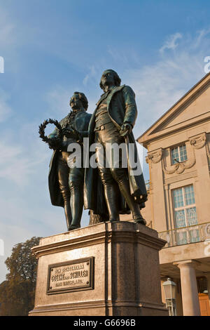 Deutsches Nationaltheater, Théâtre National Allemand sur place Theaterplatz, monument de Goethe et Schiller à Weimar, Thuringe Banque D'Images