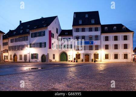 Le Musée des Cultures de Muensterplatz ou Place de la cathédrale, au crépuscule, Canton de Bâle-Ville, Bâle, Suisse, Europe, PublicGround Banque D'Images
