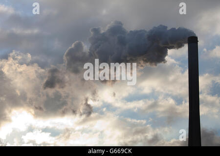 Fumeurs, cheminée centrale à charbon, RWE Power AG et STEAG, Heil, Bergkamen, Unna, district de la région de la Ruhr Banque D'Images