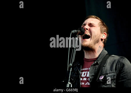 Festival de l'île de Wight 2013.Brian Fallon de la Gaslight Anthem se produit le troisième jour du Festival de téléchargement à Castle Donington. Banque D'Images