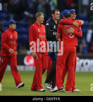 Le capitaine de l'Angleterre Alastair Cook (à droite) prend la tête de James Anderson alors qu'il célèbre la Nouvelle-Zélande, tandis que Joe Root regarde pendant le match du Trophée des champions de la CCI au stade SWALEC, à Cardiff. Banque D'Images