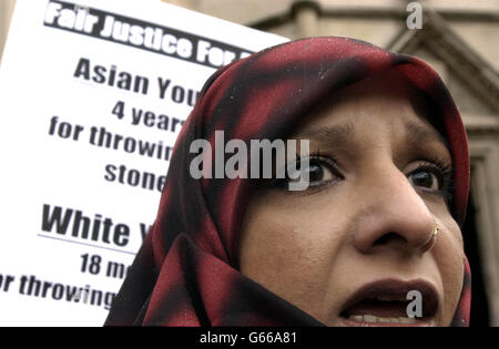 Saarah Ali, mère de Shazad Ali, une des jeunes asiatiques emprisonnées à la suite des émeutes de Bradford en 2001, manifestations devant la haute Cour.* des représentants de l'Assemblée nationale contre le racisme et les militants des droits civils se sont joints aux familles tandis que la Cour d'appel a entendu que les peines de prison allant jusqu'à huit ans, remises à des jeunes asiatiques, étaient disproportionnées par rapport aux peines prononcées à des jeunes blancs. Banque D'Images