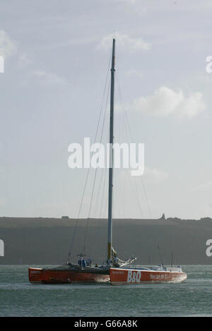 L'équipage du Kingfisher 2 d'Ellen MacArthur travaille à la réparation d'une section du mât dans le détroit de Plymouth dans leur tentative de commencer leur offre record de vitesse dans les 36 heures suivant leur départ différé. * le problème d'une piste de mât a forcé l'annulation de son enregistrement de candidature au début du trophée Jules Verne à l'embouchure de la Manche. Banque D'Images