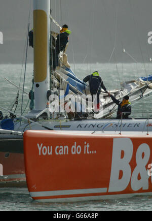 L'équipage du Kingfisher 2 d'Ellen MacArthur travaille à la réparation d'une section du mât dans le détroit de Plymouth dans leur tentative de commencer leur offre record de vitesse dans les 36 heures suivant leur départ différé.* le problème avec une piste de mât a forcé l'annulation de son enregistrement de soumission au début du trophée Jules Verne à la bouche de la Manche hier. Banque D'Images