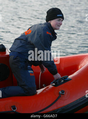 Ellen MacArthur arrive à Plymouth de son bateau Kingfisher 2, alors que les réparations continuent de réparer une section cassée de mât. * sa tentative au record Jules Verne a été retardée hier quand la faute a été remarquée juste quelques heures avant le début prévu dans la chaîne anglaise. L'équipage de 14 espère faire le tour du monde en moins de 64 jours, huit heures et 34 minutes de son maxi catamaran de 110' pour battre le record actuel du français Bruno Peyron. Banque D'Images