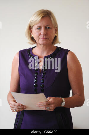 Nancy Soderberg, stratège en politique étrangère américaine, qui a joué un rôle clé dans le processus de paix en Irlande du Nord, visite le Centre Clinton à Enniskillen, en Irlande du Nord, pour ouvrir une nouvelle exposition. Banque D'Images