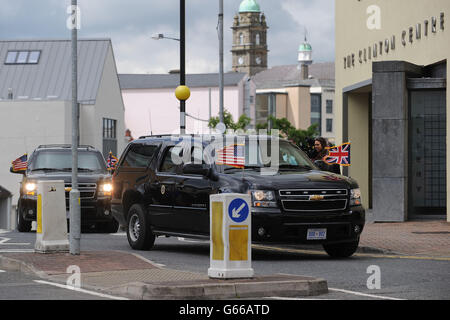 Un véhicule transportant le président américain Barack Obama passe devant le Clinton Center, Enniskillen, en Irlande du Nord. Banque D'Images