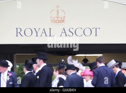 Courses hippiques - Réunion Royal Ascot 2013 - première journée - Hippodrome d'Ascot.Une vue générale des hippodromes arrivent au cours du premier jour de la réunion de Royal Ascot à l'hippodrome d'Ascot, dans le Berkshire. Banque D'Images