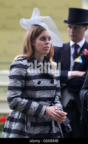 Princesse Beatrice pendant la première journée de la rencontre de Royal Ascot à l'hippodrome d'Ascot, Berkshire. Banque D'Images