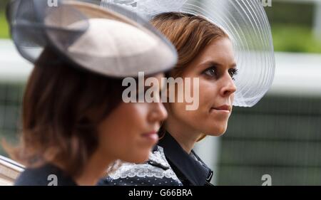 La princesse Beatrice (à droite) et la princesse Eugénie pendant la procession royale avant le début de la course pendant le premier jour de la rencontre de la Royal Ascot à l'hippodrome d'Ascot, dans le Berkshire. Banque D'Images