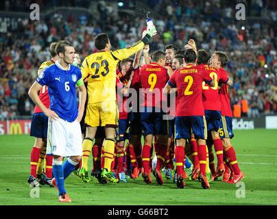 Football - UEFA European Under 21 Championship 2013 - final - Italie / Espagne - Teddy Stadium.Luca Caldirola en Italie a été abattu alors que l'Espagne célèbre la victoire du Championnat européen de l'UEFA des moins de 21 ans Banque D'Images