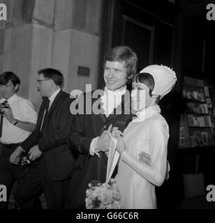 Un chapeau de fleur pour la mariée Alfreda Thorogood et un costume de style Régence et un jabot pour le marié David Wall après leur mariage à l'église St Martin-in-the-Fields, Trafalgar Square, Londres. Banque D'Images