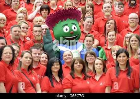 UTILISATION ÉDITORIALE UNIQUEMENT pour célébrer Virgin Media en tant que partenaire officiel des Jeux du Commonwealth de Glasgow 2014, Clyde, la mascotte officielle de Glasgow 2014, a envahi les rues de Glasgow avec près de 100 membres du personnel du centre d'appels Virgin Medias Bellshill, dont certains étaient porteurs de fausses barbes de style Richard Branson,Encourager les membres du public à Tweet sur ce que leurs choses préférées sont au sujet de la ville. Banque D'Images