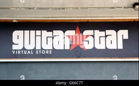 Le point de vente "Guitar Star" au centre commercial Coronation Square à Hester's Way, Cheltenham comme les propriétaires d'un centre commercial en difficulté lui ont donné un nouveau bail de vie, en remplissant des lots vides avec de fausses boutiques. Banque D'Images