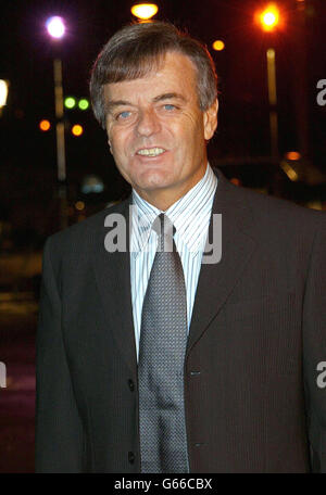 Tony Blackburn arrive pour l'enregistrement de 'TV moments 2002' au BBC TV Center à l'ouest de Londres. 18/03/03 : Veteran DJ Blackburn a combattu la compétition de la bataille-AX Anne Robinson pour recevoir le prix Oldie de l'année. Le présentateur, qui a trouvé un nouveau bail de vie 35 ans après le lancement de radio 1 en remportant I m a Celebrity Get Me Out of Here!, a également battu l'ancien premier ministre John Major et le crooner Tom Jones à la récompense. Banque D'Images