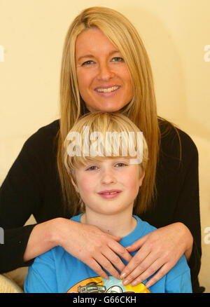 Gaynor Morgan, 44 ans, avec son fils Alex, 10 ans, chez eux à Altrincham, Cheshire. Gaynor a déclaré aujourd'hui que le public avait été trop rapide pour condamner Michael Jackson au sujet de son admission à la télévision qu'il partageait encore sa chambre avec de jeunes garçons. * de plus, Morgan a déclaré que tout le bon travail que le chanteur américain avait fait pour les œuvres caritatives des enfants pendant de nombreuses années avait été "oublié" à cause d'une interview "manipule". Et pour montrer sa foi dans la star controversée, elle a dit aujourd'hui qu'elle prévoyait d'envoyer son propre fils Alex, âgé de 10 ans, pour rester avec lui dans son immense manoir de la vallée de Neverland. Banque D'Images