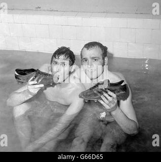 Les barbeurs de Colchester United Ray Crawford (l) et Dave Simmons (r) célèbrent la victoire dans le bain avec les bottes qui leur ont apporté la victoire. Banque D'Images