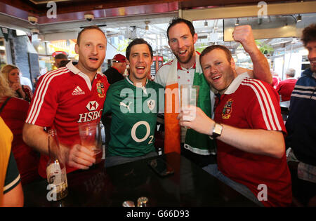 Les fans de Lions dans le centre de Brisbane avant le 1er test avec l'Australie au stade Suncorp en Australie. Banque D'Images