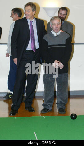 Le champion Alan Thundley, au centre de sports communautaires de Belview à Hartlepool, montre au Premier ministre Tony Blair comment faire une coupe de tapis. Banque D'Images