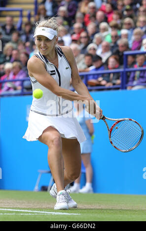 Elena Vesnina de Russie en action sur son chemin vers la victoire sur Jamie Hampton des États-Unis pendant l'AEGON International au Devonshire Park, Eastbourne. Banque D'Images