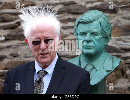 Seamus Heaney, lauréat du prix Nobel, lit un pompon devant un buste du sénateur Ted Kennedy dévoilé à la propriété familiale Kennedy à Dunganstown, Co Wexford, dans le cadre d'une célébration marquant le 50e anniversaire de la visite de John F Kennedy en Irlande. Banque D'Images