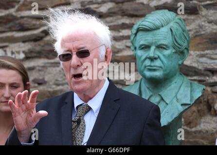 Seamus Heaney, lauréat du prix Nobel, lit un pompon devant un buste du sénateur Ted Kennedy dévoilé à la propriété familiale Kennedy à Dunganstown, Co Wexford, dans le cadre d'une célébration marquant le 50e anniversaire de la visite de John F Kennedy en Irlande. Banque D'Images