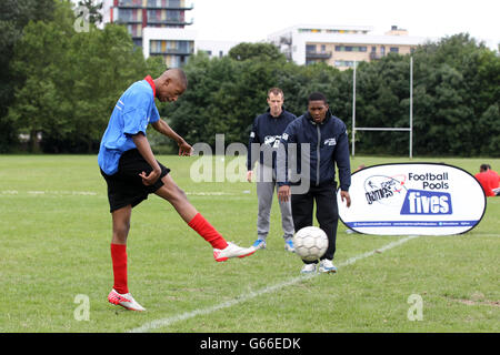 Steve Claridge (derrière) et l'entraîneur Dominic Poléon de Leeds United lors des StreetGames football pools se dispute les finales régionales lors des StreetGames football pools Fives à Hackney Marshes, Londres. Banque D'Images