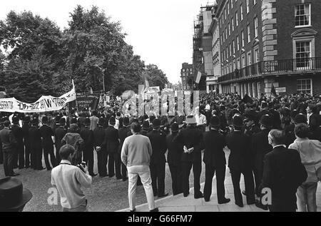 La manifestation contre la guerre du Vietnam sur la place Grosvenor. Banque D'Images