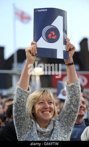 Cricket - First NatWest T20 - Angleterre / Nouvelle-Zélande - The Kia Oval. Un spectateur tient un panneau de limite 4 dans les stands Banque D'Images