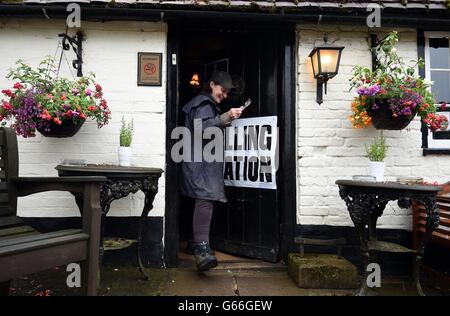 Un membre du public laisse un bureau de vote à l'Auberge du Cheval Blanc à Priors Dean, Hampshire, également connu sous le nom de "Pub avec pas de nom' , car les électeurs aux urnes tête à travers le Royaume-Uni dans un référendum historique sur la question de savoir si le Royaume-Uni devrait rester membre de l'Union européenne ou de congé. Banque D'Images