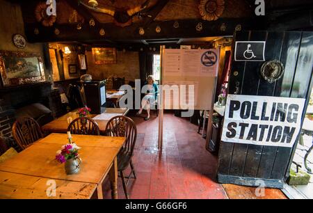 Une vue générale d'un bureau de vote à l'Auberge du Cheval Blanc à Priors Dean, Hampshire, également connu sous le nom de "Pub avec pas de nom' , car les électeurs aux urnes tête à travers le Royaume-Uni dans un référendum historique sur la question de savoir si le Royaume-Uni devrait rester membre de l'Union européenne ou de congé. Banque D'Images