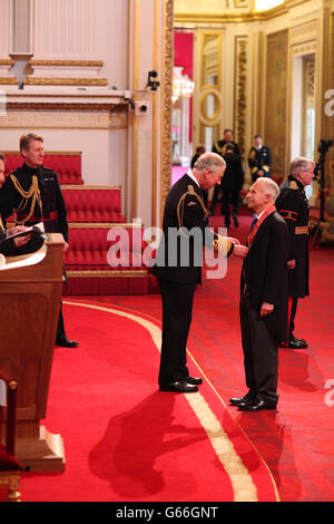 Directeur des finances et du programme de l'exécutif olympique du gouvernement David Goldstone reçoit un CBE, pour services à l'administration financière des Jeux olympiques et paralympiques de Londres 2012, par le Prince de Galles lors d'une cérémonie d'investiture au Palais de Buckingham, dans le centre de Londres. Banque D'Images