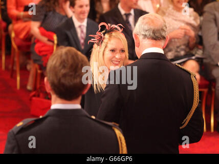 Archer Danielle Brown reçoit un MBE, pour ses services de tir à l'arc, par le Prince de Galles lors d'une cérémonie d'investiture au Palais de Buckingham dans le centre de Londres. Banque D'Images