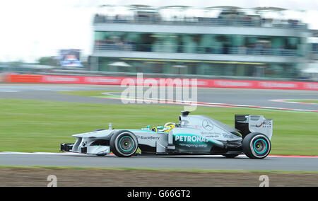 Nico Rosberg, pilote de Mercedes AMG Petronas, passe devant le British Racing Drivers Club pendant la journée de pratique pour le Grand Prix britannique Santander 2013 sur le circuit de Silverstone, à Towcester. Banque D'Images