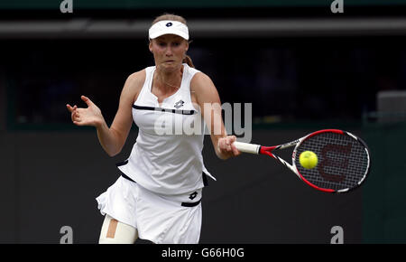 Tennis - Championnats de Wimbledon 2013 - cinquième jour - le club de tennis et de croquet de pelouse de toute l'Angleterre.La Russie Ekaterina Makarova en action contre Petra Kvitova en République tchèque Banque D'Images