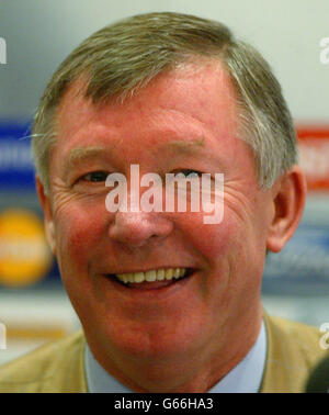 Sir Alex Ferguson, directeur de Manchester United, prend la parole mercredi lors d'une conférence de presse avant le match de sa Ligue des champions contre Juventus à Old Trafford, à Manchester. * les librairies spéculent sur le fait que David Beckham est plus susceptible de quitter Old Trafford que Sir Alex Ferguson après leur effondrement du week-end dans lequel le patron de Manchester United a lancé une chaussure de football à travers le dressing, en frappant Beckham au-dessus de son œil gauche. Banque D'Images