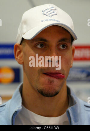 Le Rio Ferdinand de Manchester United s'exprime mercredi lors d'une conférence de presse avant le match de l'équipe de la Ligue des champions contre Juventus à Old Trafford, à Manchester. * Ferdinand a rejoint le patron de Manchester United Sir Alex Ferguson lors de la conférence de presse, après un week-end de buste dans lequel Sir Alex a lancé une chaussure de football à travers le dressing, frappant le milieu de terrain David Beckham au-dessus de son œil gauche. Banque D'Images