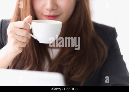 Jeune femme d'affaires Asie assis dans un café avec ordinateur portable et café, concept d'entreprise Banque D'Images