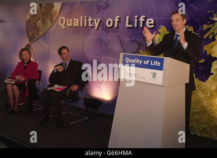 Le Premier ministre, Tony Blair, prononce un discours sur l'environnement devant un auditoire du London Canal Museum à Londres, en tant que secrétaire d'État à l'Environnement, *... Margaret Beckett, alimentation et affaires rurales, et que le président de la Commission du développement durable, Jonathan Porritt, en a parlé. M. Blair a annoncé aujourd'hui son engagement à réduire de plus de moitié les émissions de dioxyde de carbone de la Grande-Bretagne au cours des 50 prochaines années afin de contribuer à lutter contre le réchauffement climatique. Les objectifs fixés à Kyoto n'étaient pas assez radicaux pour prévenir les dommages dévastateurs à l'environnement mondial, a déclaré le premier ministre. WPA/ROTA. Voir l'histoire des PA Banque D'Images