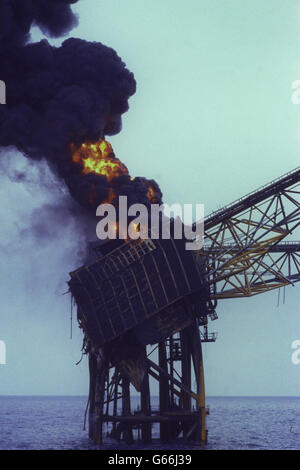 Accidents et catastrophes naturelles - Incendie/explosion - Plate-forme pétrolière Piper Alpha en mer du Nord - Catastrophe - 1988 Banque D'Images