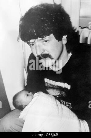 Bruce Munro, 29 ans, avec son bébé Karen, âgé de trois mois.Munro, de Bucksburn, Aberdeen, a été nommé aujourd'hui l'un des survivants de la catastrophe de l'explosion sur la plate-forme de production de pétrole de la mer du Nord Piper Alpha. Banque D'Images