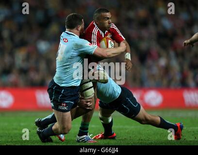 Simon Zebo, des Lions britanniques et irlandais, est attaqué par la Nouvelle-Galles du Sud Waratahs Paddy Ryan (à gauche) et Tom carter (à droite) Banque D'Images