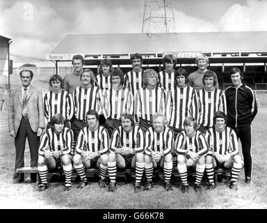 La première équipe de Newcastle United, qui rencontre Liverpool lors de la finale de la coupe FA de cette année à Wembley le 4 mai. (Rangée arrière l-r) Martin Burleigh, Stewart Barrowclough, Tommy Gibb, Irving Nattrass et IAM McFaul. (Deuxième rangée) Joe Harvey (gestionnaire), David Craig, Gordon Hodgson, Tommy Cassidy, Pat Howard, Jimmy Smith, Terry McDermott et Keith Birkinshaw (entraîneur). (Première rangée) Malcolm MacDonald, Bobby Moncur, Frank Clark, John Tudor, Tony Green et Terry Hibbitt. Banque D'Images