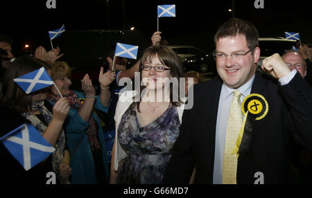 Le candidat du SNP Mark McDonald arrive avec sa femme Louise McDonald lors du décompte des élections partielles d'Aberdeen Donside au Beacon Centre, Aberdeen, Écosse. Banque D'Images