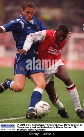 14-AVR-96.Rotherham et Shrewsbury.Dave Walton, de Shrewsbury, s'attaque au Shaun Goater de Rotherham Banque D'Images