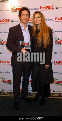 Hugh Grant pose avec l'actrice Natascha McElhone après avoir été nommé meilleur acteur britannique, lors des Empire film Awards au Dorchester Hotel à Londres. Banque D'Images