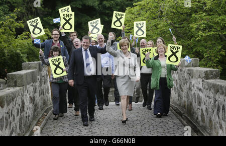 La MSP nouvellement élue pour Aberdeen Donside Mark McDonald et la première ministre adjointe Nicola Sturgeon remercient les militants d'avoir contribué à la victoire du SNP lors de l'élection partielle au Brig o' Balgownie d'Aberdeen. Banque D'Images